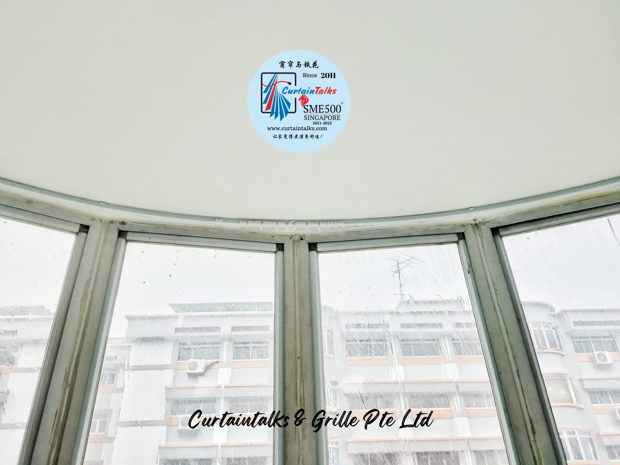 This is a Picture of White curved curtain track installed at HDB BLK 391 Tampines Ave 7